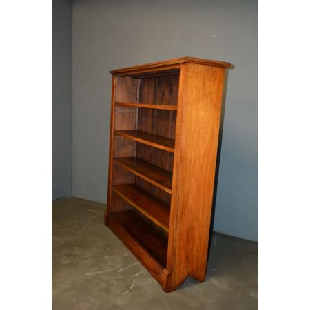 Offener antiker Bücherschrank