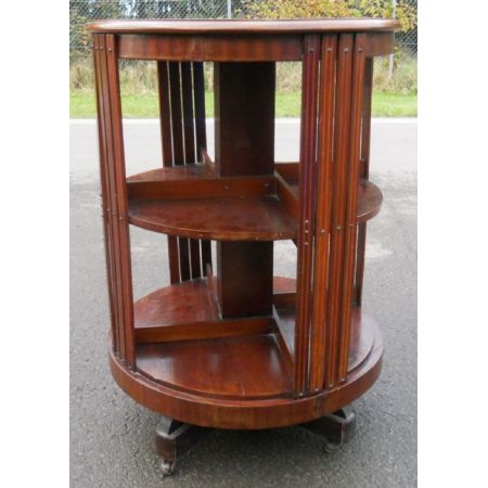 Rundes antikes Bücherregal