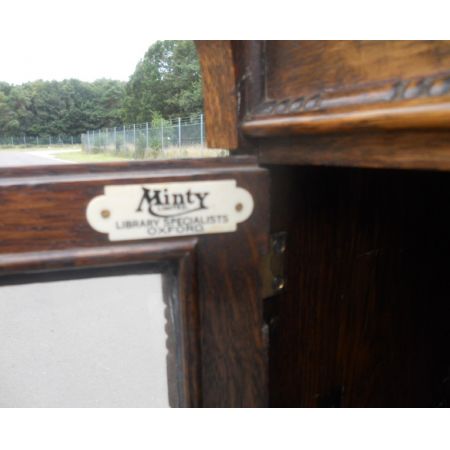 Antiker Bücherschrank um das Jahr 1900