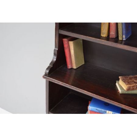 Antikes offenes Bücherregal