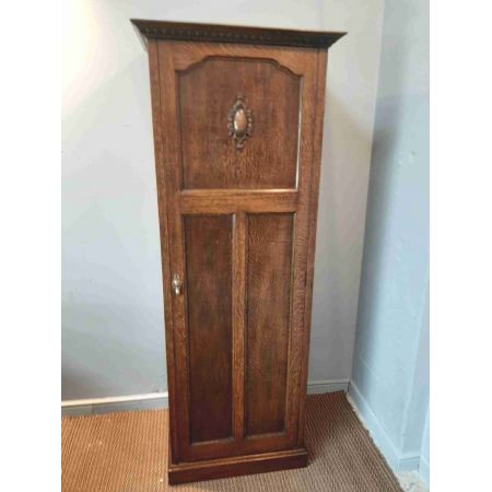 Antiker gerogianischer Gaderobenschrank