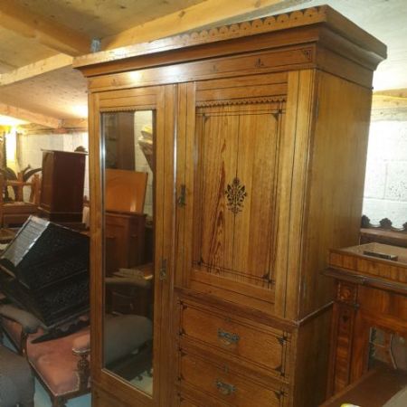 Antiker viktorianischer Kleiderschrank