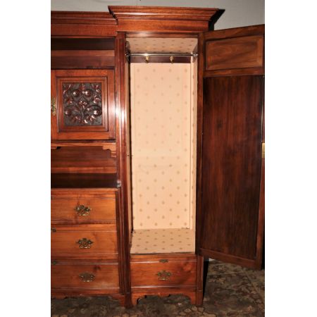 Antiker viktorianischer Kleiderschrank