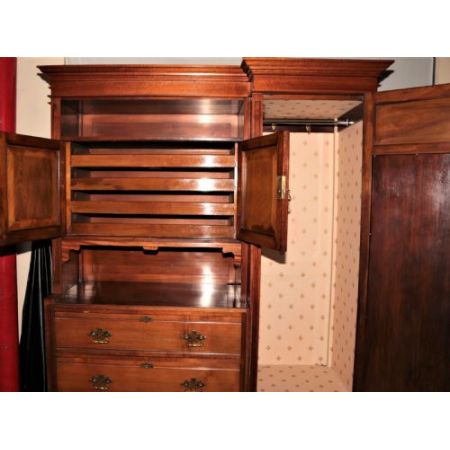 Antiker viktorianischer Kleiderschrank