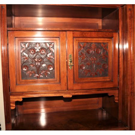 Antiker viktorianischer Kleiderschrank