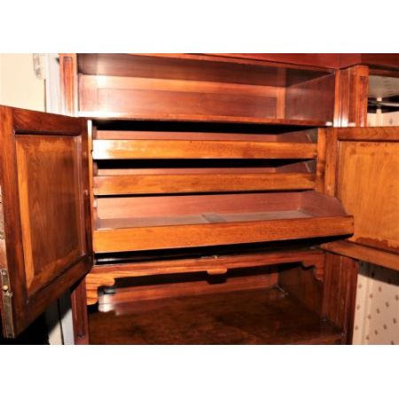 Antiker viktorianischer Kleiderschrank