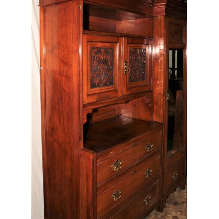 Antiker viktorianischer Kleiderschrank