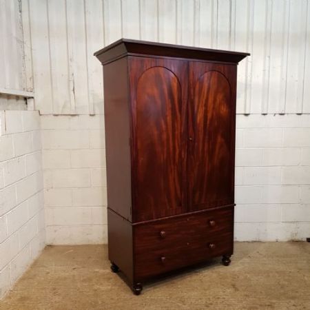 Antiker zwei Tür Kleiderschrank