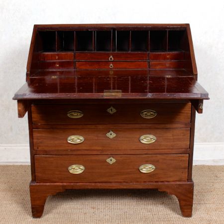 Antike Kommode aus der Zeit der Romantik