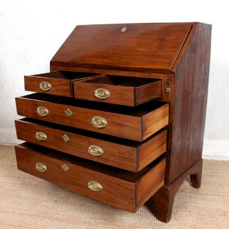 Antike Kommode aus der Zeit der Romantik