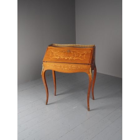 antique french inlaid walnut bureau de dame ca. 1880 Jh.