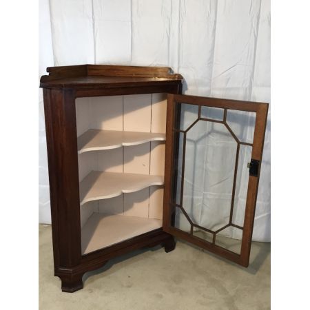 floor standing glazed oak corner cabinet, ca. 19. Jh.
