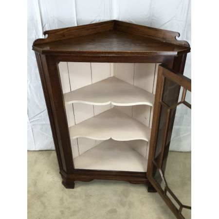 floor standing glazed oak corner cabinet, ca. 19. Jh.