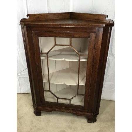 floor standing glazed oak corner cabinet, ca. 19. Jh.