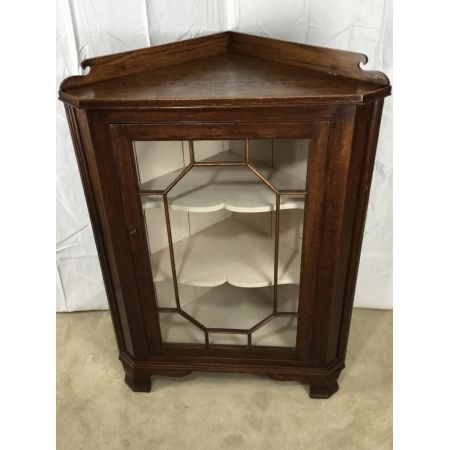 floor standing glazed oak corner cabinet, ca. 19. Jh.