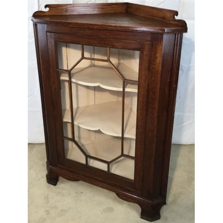 floor standing glazed oak corner cabinet, ca. 19. Jh.