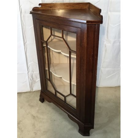 floor standing glazed oak corner cabinet, ca. 19. Jh.