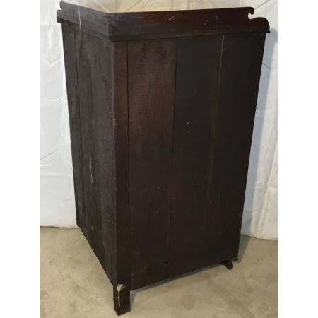 floor standing glazed oak corner cabinet, ca. 19. Jh.