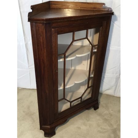 floor standing glazed oak corner cabinet, ca. 19. Jh.