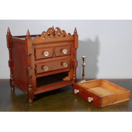 victorian mahogany chest of drawers ca. 19 Jh.