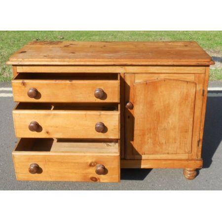 Antike viktroianische Kommode