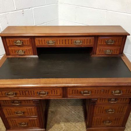 Antiker spätviktorianischer Pedestal Desk