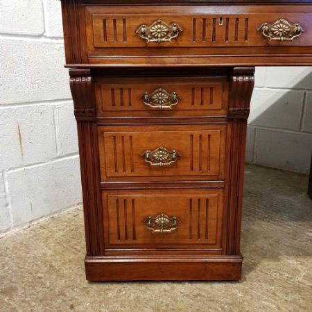 Antiker spätviktorianischer Pedestal Desk