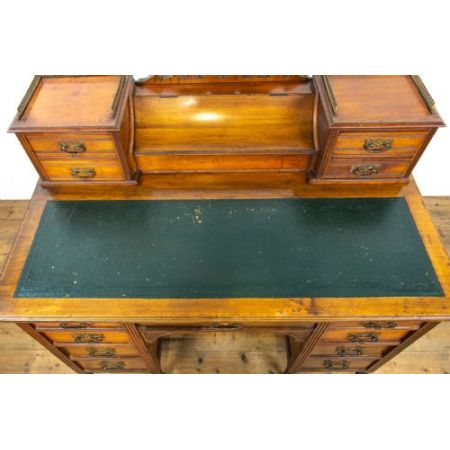 Antiker viktorianischer Nussbaum Schreibtisch