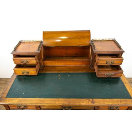 Antiker viktorianischer Nussbaum Schreibtisch