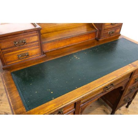 Antiker viktorianischer Nussbaum Schreibtisch