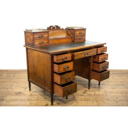 Antiker viktorianischer Nussbaum Schreibtisch