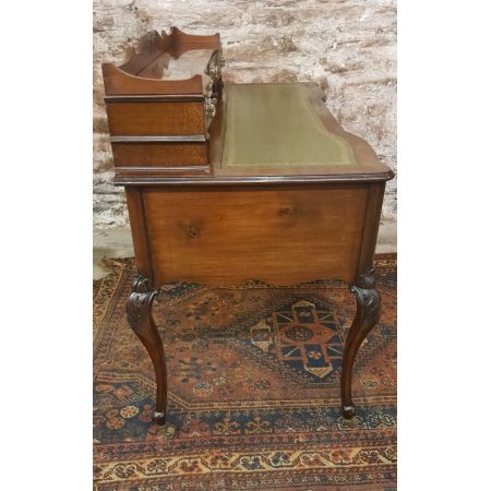 Antiker spätviktorianischer Kneehole Desk