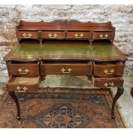 Antiker spätviktorianischer Kneehole Desk