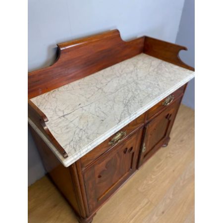 Mahagoni Anrichte mit weißer Carrara-Marmor Auflage