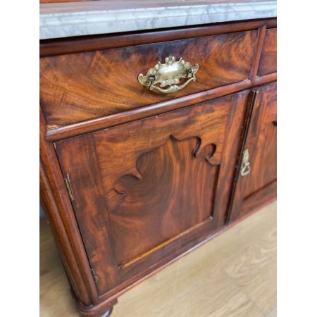 Mahagoni Anrichte mit weißer Carrara-Marmor Auflage