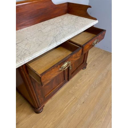 Mahagoni Anrichte mit weißer Carrara-Marmor Auflage