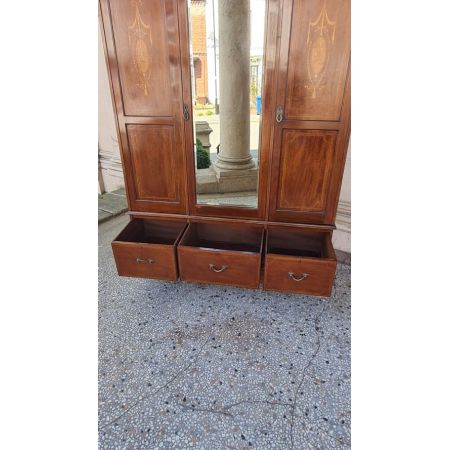 Antiker Kleiderschrank aus massivem Mahagoniholz