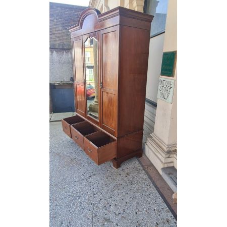 Antiker Kleiderschrank aus massivem Mahagoniholz