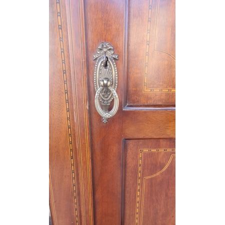 Antiker Kleiderschrank aus massivem Mahagoniholz