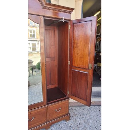 Antiker Kleiderschrank aus massivem Mahagoniholz