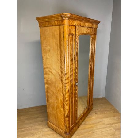 Spätviktorianischer Kleiderschank aus satinierter Birke