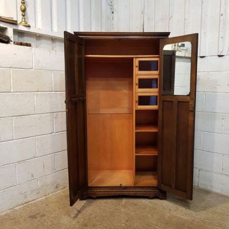 Antiker doppeltüriger Kleiderschrank aus Eiche