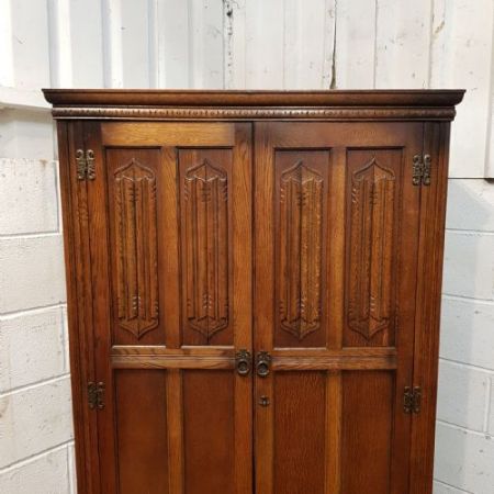 Antiker doppeltüriger Kleiderschrank aus Eiche