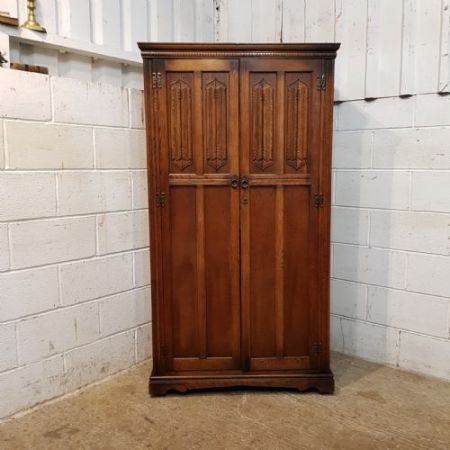 Antiker doppeltüriger Kleiderschrank aus Eiche