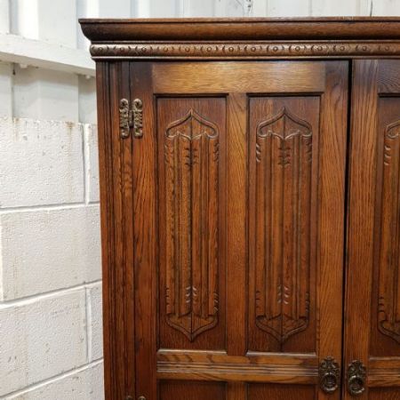 Antiker doppeltüriger Kleiderschrank aus Eiche