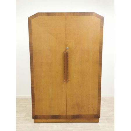 Geometrische doppeltürige Ankleide aus Eiche