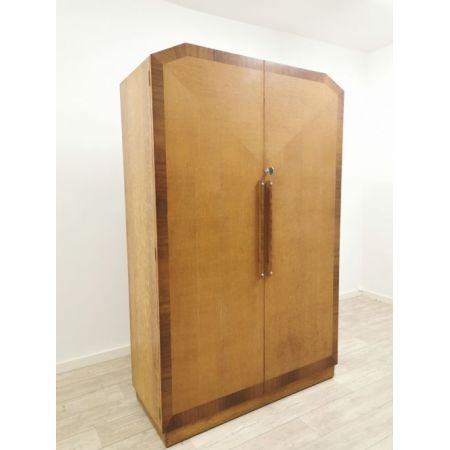 Geometrische doppeltürige Ankleide aus Eiche