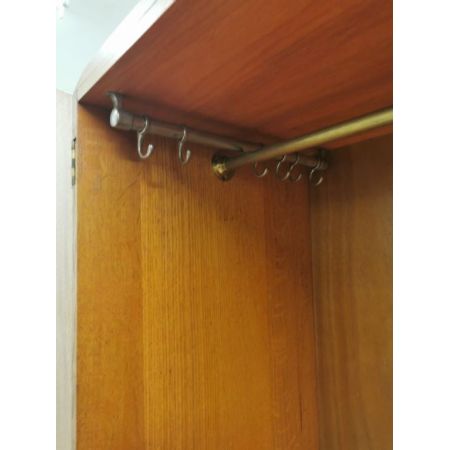 Geometrische doppeltürige Ankleide aus Eiche