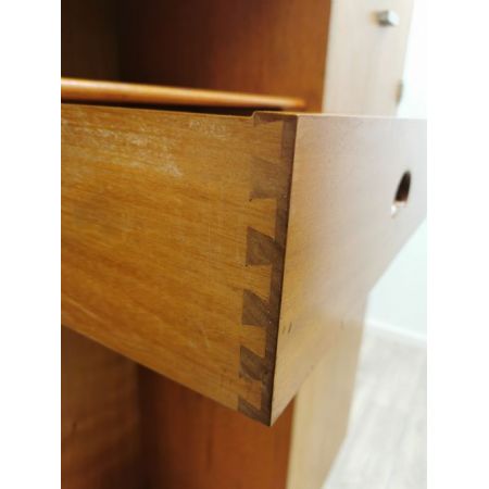 Geometrische doppeltürige Ankleide aus Eiche