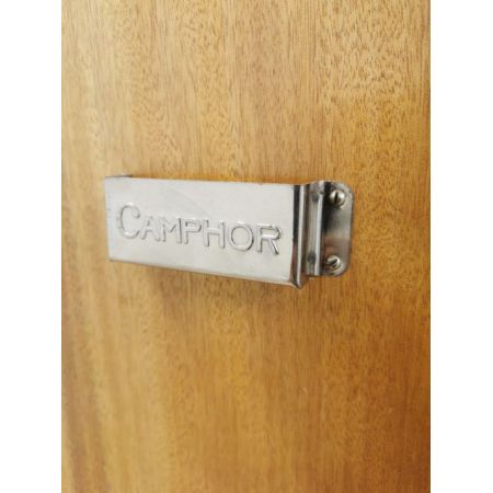 Geometrische doppeltürige Ankleide aus Eiche